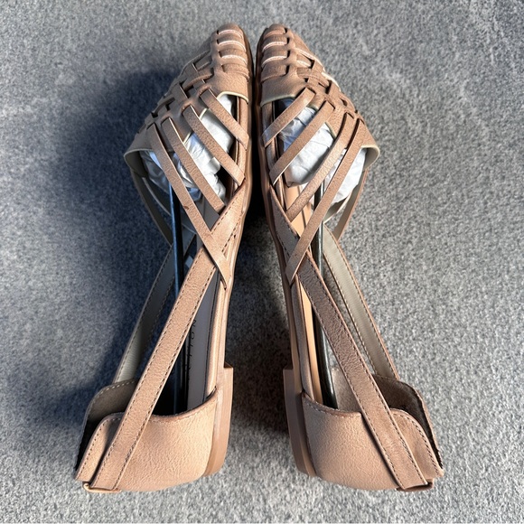 NIB Journee Collection Ekko Woven Flats Vegan Leather Size 8 Tan Beige Sandals - Picture 4 of 11